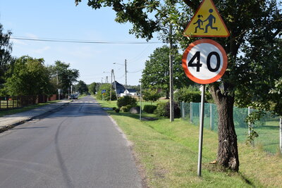 Bez chodnika, z szalejącymi kierowcami